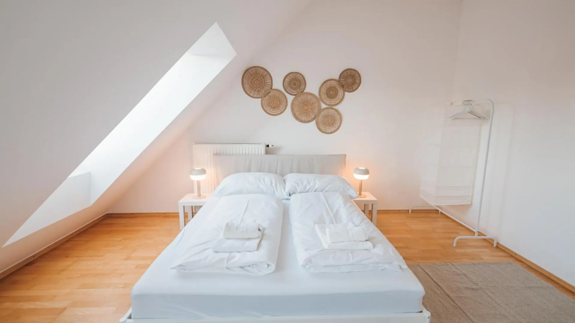 Stylish Apartment With Balcony And Rooftop Views Vienna Austria